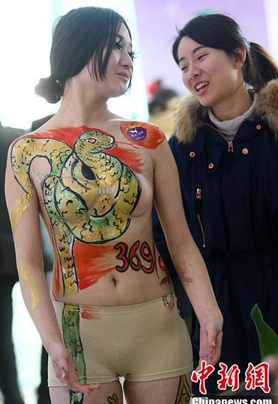 南京人體彩繪美女裸奔售黃金，裸女胸部繪金蛇展示金價(jià)裸奔