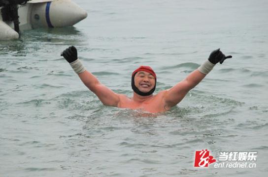 耐寒奇人長沙街頭挑戰(zhàn)人類耐寒極限，比基尼美女體驗“冰凍”