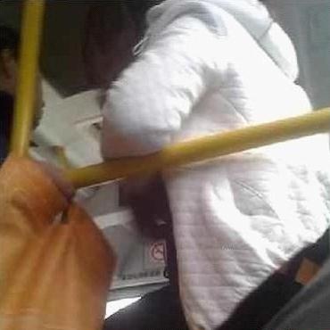 公交車上漂亮妹子的大腿上居然出現(xiàn)了一只男人的咸豬手(圖)