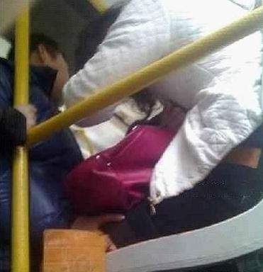 公交車上漂亮妹子的大腿上居然出現(xiàn)了一只男人的咸豬手(圖)