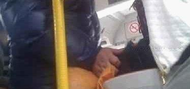 公交車上漂亮妹子的大腿上居然出現(xiàn)了一只男人的咸豬手(圖)
