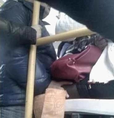 公交車上漂亮妹子的大腿上居然出現(xiàn)了一只男人的咸豬手(圖)