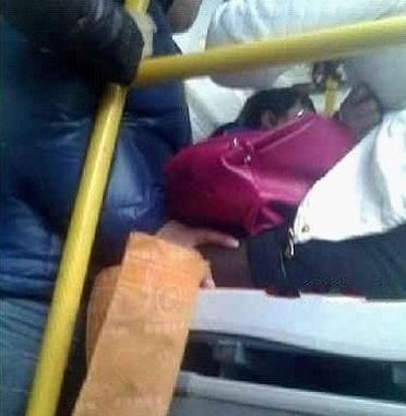 公交車上漂亮妹子的大腿上居然出現(xiàn)了一只男人的咸豬手(圖)