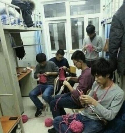 男生寢室集體織毛衣走紅，引無數(shù)女生“情何以堪”