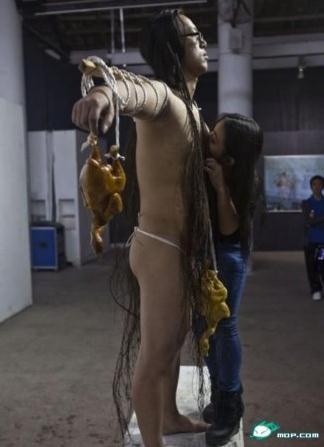 湖南某藝術(shù)學(xué)院大二女生為全裸男印吻痕以示愛情忠貞，1000個吻痕被批擾亂視線