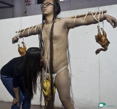 湖南某藝術(shù)學(xué)院大二女生為全裸男印吻痕以示愛情忠貞，1000個吻痕被批擾亂視線