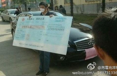華中科技大學(xué)100萬(wàn)求婚門：男子開豪車持百萬(wàn)支票在華中科大求婚