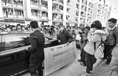 華中科技大學(xué)100萬(wàn)求婚門：男子開豪車持百萬(wàn)支票在華中科大求婚