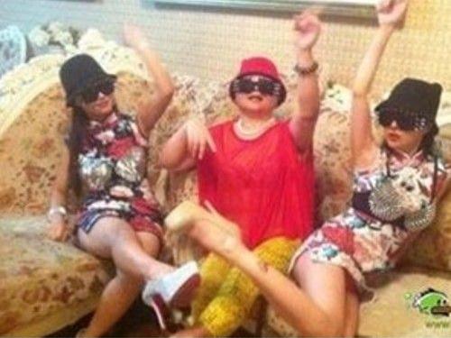 組圖：干露露版江南《style》摸胸部露內褲翹大腿，干露露干毛毛母女三人胸罩外穿超自high