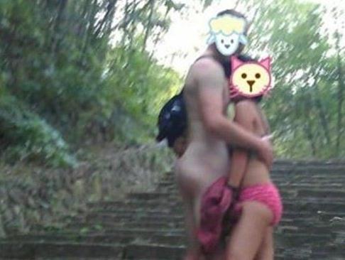 裸體登山：外籍男子和中國(guó)女子杭州裸體相擁驚現(xiàn)小和山，有圖有真相，奇葩天天有