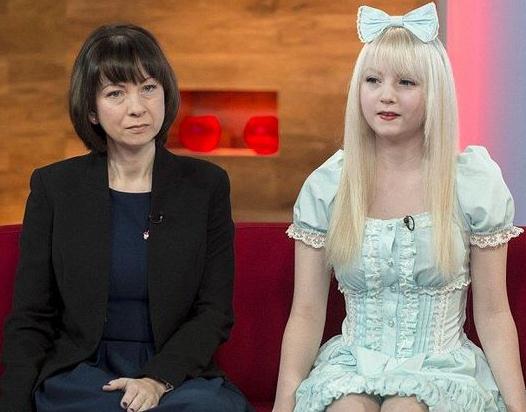 英國15歲瓷娃娃少女爆紅網絡，專家擔心潮流使青少年早熟
