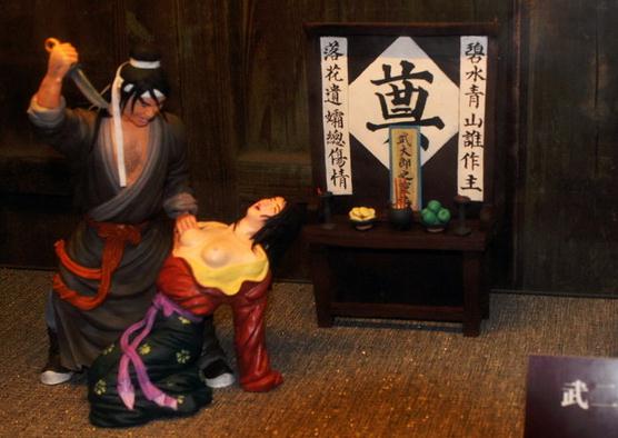 武二郎殺嫂祭兄，臺兒莊古城景區(qū)建武松殺嫂祭兄雕塑，潘金蓮胸部竟全裸惹爭議