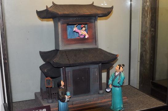 西門慶簾下勾情，臺兒莊古城景區(qū)建武松殺嫂祭兄雕塑，潘金蓮胸部竟全裸惹爭議
