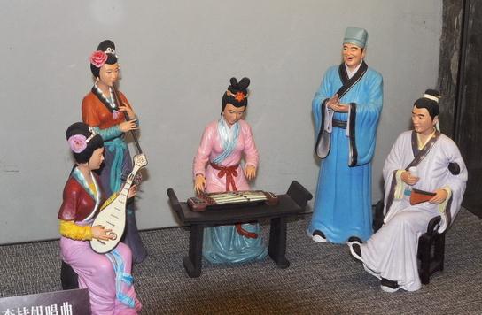 獻(xiàn)殷勤李桂姐唱曲，臺兒莊古城景區(qū)建武松殺嫂祭兄雕塑，潘金蓮胸部竟全裸惹爭議