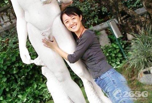 邪惡搞笑內涵圖：搞怪達人與雕像“銷魂”不雅合影照(組圖)