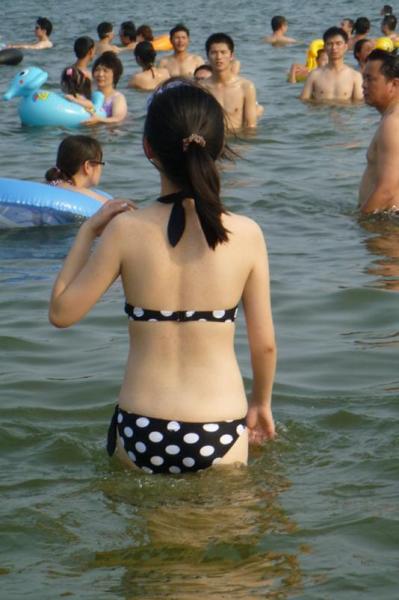 是金子總會(huì)發(fā)光，是美女就會(huì)引狼，游泳池來(lái)了白皙性感美女