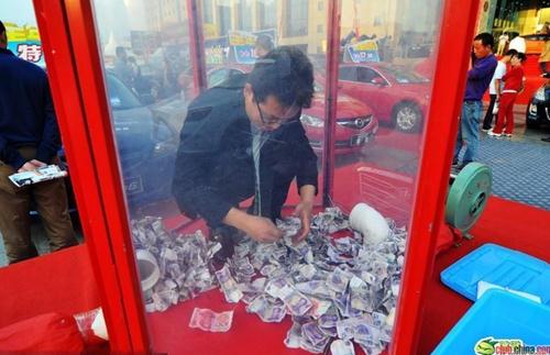 哥洗的是“金錢浴”，山東日照汽車展商家推“金錢浴”促銷