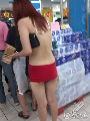 碉堡了！武漢紅鋼城超市暴露裸女露臀裝頻出沒(méi)，又換新戰(zhàn)衣