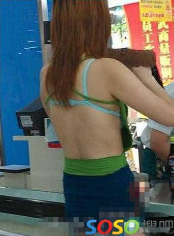 碉堡了！武漢紅鋼城超市暴露裸女露臀裝頻出沒(méi)，又換新戰(zhàn)衣