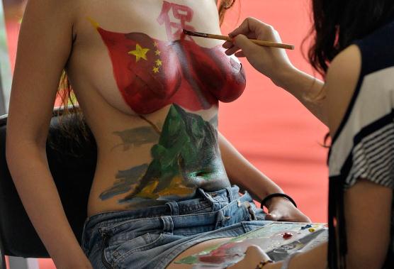 保釣彩繪,愛(ài)國(guó)還是色情促銷(xiāo),南京房展會(huì)現(xiàn)保釣美女人體彩繪