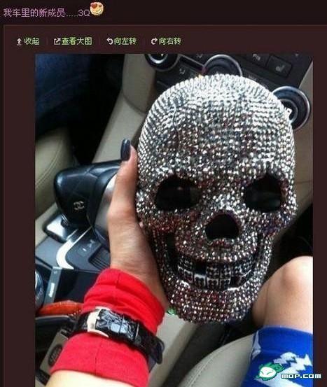 女消防員微博炫富惹爭(zhēng)議：黑龍江一女消防員微博炫富并公布性感照片