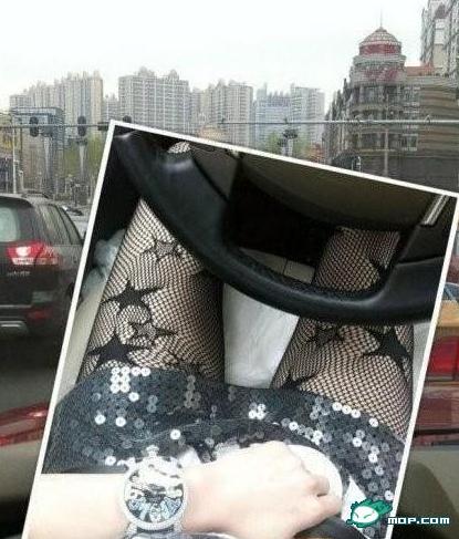 女消防員微博炫富惹爭(zhēng)議：黑龍江一女消防員微博炫富并公布性感照片
