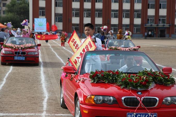 吉林小學(xué)生開(kāi)運(yùn)動(dòng)會(huì)：3輛寶馬車為檢閱隊(duì)伍開(kāi)路
