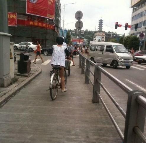 沒有穿褲子的女人：哎！閨女沒穿褲子就騎自行車上街了