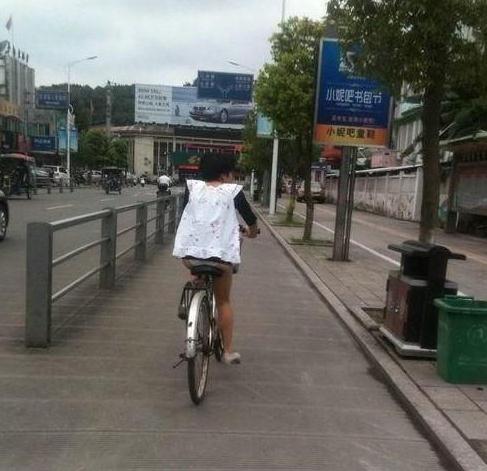 沒有穿褲子的女人：哎！閨女沒穿褲子就騎自行車上街了