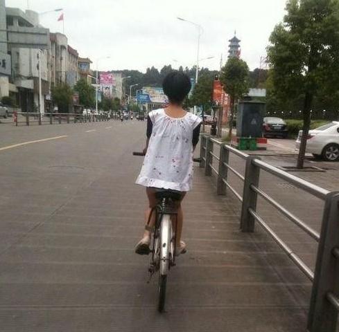 沒有穿褲子的女人：哎！閨女沒穿褲子就騎自行車上街了