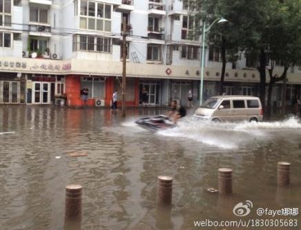 天津大暴雨皮劃艇哥：高富帥哥們，你皮劃艇太酷了