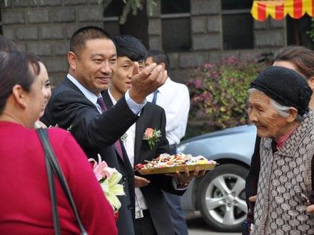 云南寺廟方丈還俗完婚迎娶26歲女老板婚禮現(xiàn)場(chǎng)