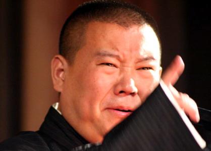 郭德綱春晚相聲被批笑料不足，郭德綱回應(yīng)“爺?shù)闹腔郾忍O(jiān)強”