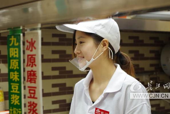 武漢華中科技大學“豆?jié){西施”校園走紅 清純靚麗不輸“奶茶妹妹”
