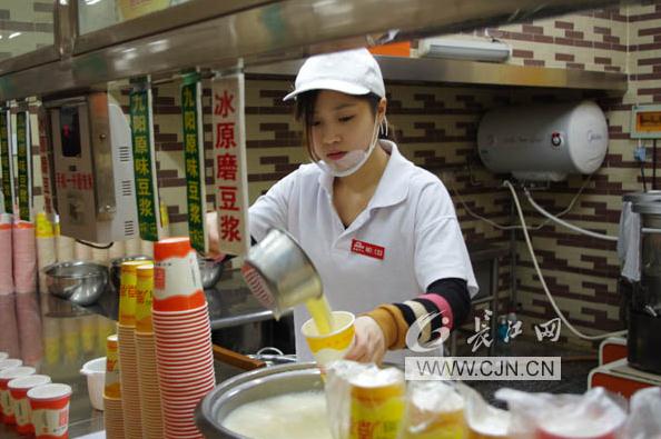 武漢華中科技大學“豆?jié){西施”校園走紅 清純靚麗不輸“奶茶妹妹”