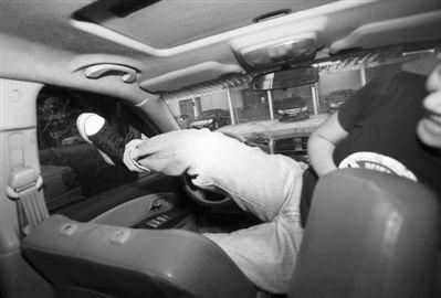 4 記者嘗試用腳踹車玻璃十余下，不僅無(wú)法踹破玻璃，連車門都無(wú)法撼動(dòng)。