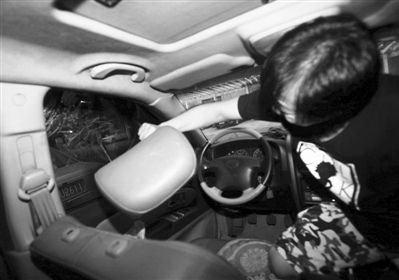 1 記者實(shí)驗(yàn)用汽車頭枕砸破駕駛室玻璃。因車內(nèi)空間狹小，難以用力，砸了兩三分鐘后仍無(wú)法破窗。