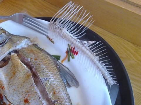 魚(yú)骨卡在喉嚨怎么辦？魚(yú)刺卡在喉嚨怎么辦