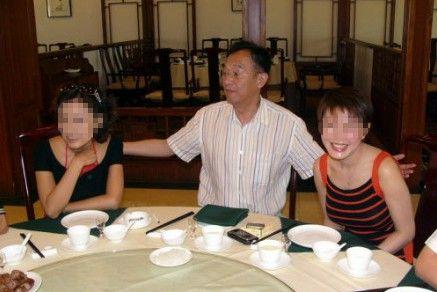 76歲作家張賢亮被曝包養(yǎng)5個(gè)情人，當(dāng)事人否認(rèn)“完全是無中生有”，寧夏西部影視城主席背景曝光