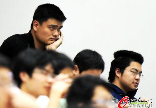 姚明上海交大聽課照曝光，姚明同桌淡定聽課人氣上升