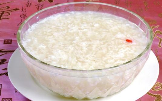 坐月子能喝水嗎？喝米酒有好處嗎？