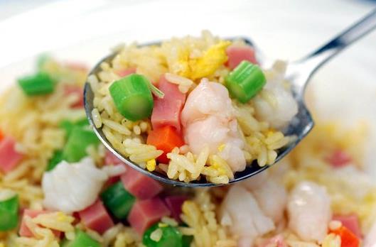 剩米飯?jiān)鯓幼霾藕贸?？剩米飯?jiān)趺闯愿鼱I養(yǎng)