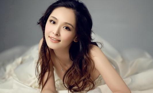 中長(zhǎng)發(fā)怎么盤發(fā)最好看？DIY隨性蓬松卷發(fā)