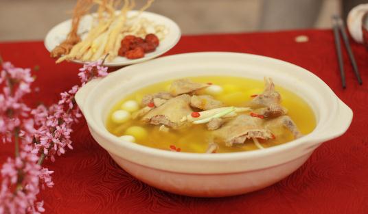 喝雞湯能夠幫助治療感冒！