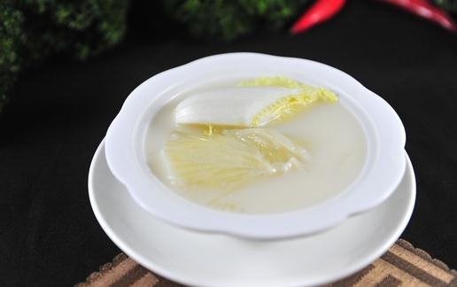 冬季滋補養(yǎng)生湯食譜：杜仲燉雞湯的做法