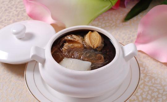 養(yǎng)生湯幫你越活越年輕！紅棗烏雞湯的做法