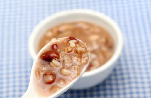 女性養(yǎng)顏補血應(yīng)該吃什么食物？