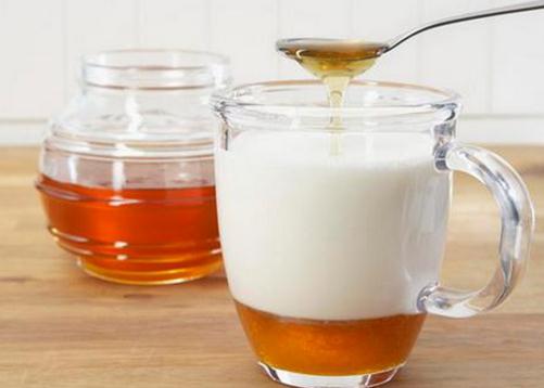 純牛奶里能加蜂蜜嗎？純牛奶加蜂蜜喝的3大好處