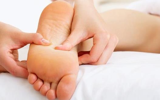 腳底板疼痛是病嗎？腳底板疼怎么辦？