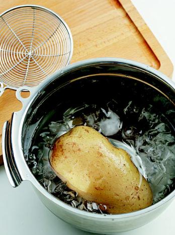 土豆怎么去皮？土豆去皮方法，怎樣給土豆去皮妙招：冷熱水浸泡法去土豆皮